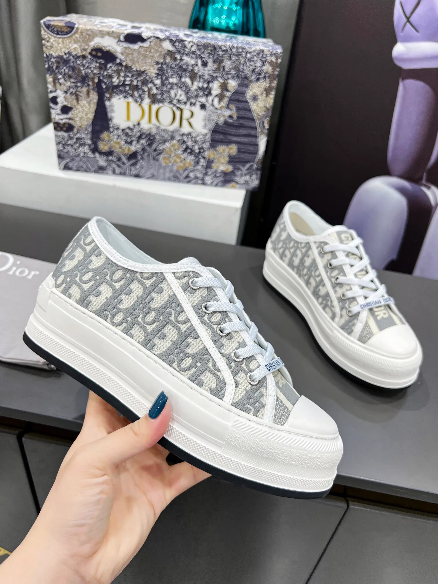 👟👟Ex-factory price 520👟👟Dior【Dior】This Walk'n'Dior thick-soled sneaker is a fashionable item that enhances the style of the series. The latest spring show model, the same thick-soled shoes from major stars, super versatile, 1:1 replica of the original, white canvas upper, with comfortable thick sole, tongue and Christian Dior 👟👟factory price aris logo shoelaces. The EVA sole is embellished with Christian Dior's lucky star symbol, adding a chic edge to any casual look. Code number: 35-41